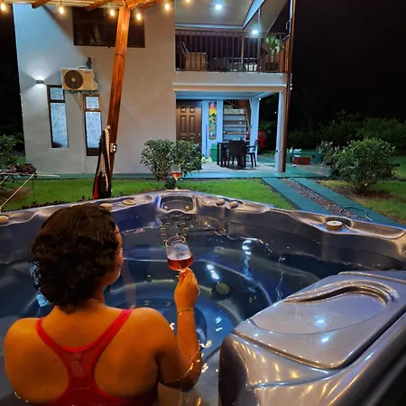 Arenal Nephelium Country Home, Refugio Rural Con Piscina, Jacuzzi Y Balcon Con Hermosas Vistas Al Volcan Arenal, En Una Finca Privada
